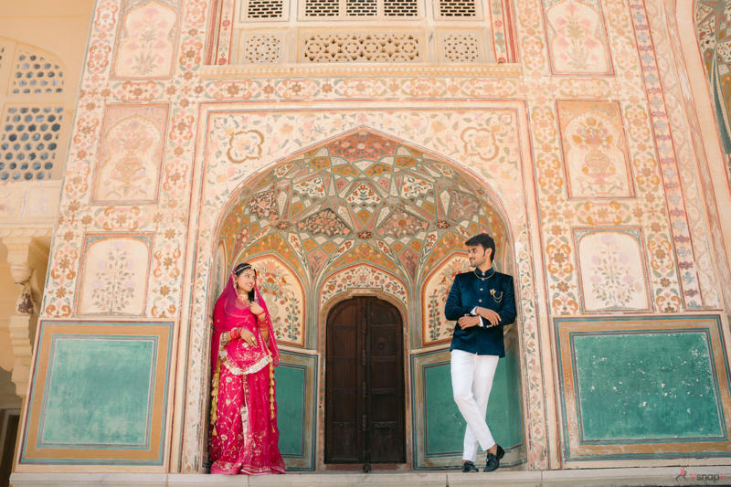 Couple posing romantically in mahal for Aligarh pre-wedding shoot